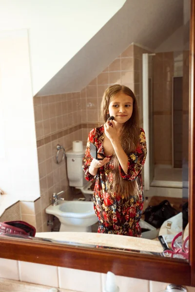 Dziewczynka stosowania proszku — Zdjęcie stockowe