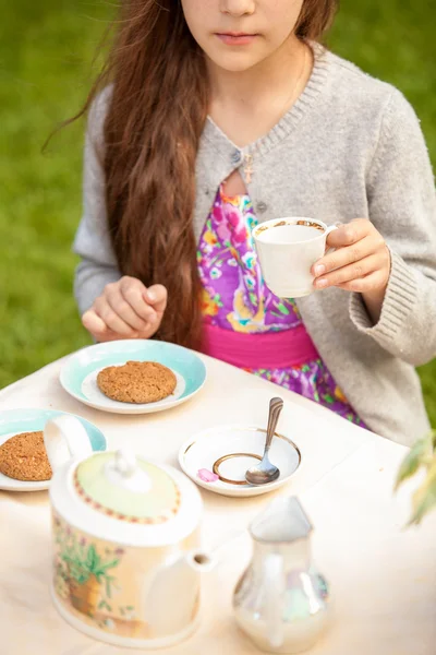 Ragazza bruna che beve tè sulla terrazza del caffè — Foto Stock