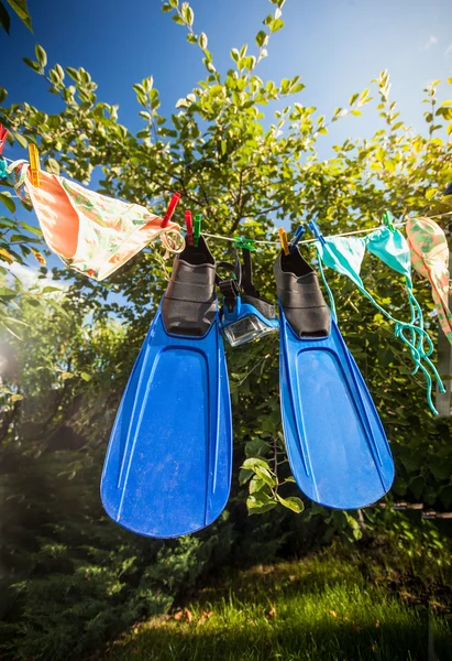 Palmes et masque de plongée en apnée séchant sur corde à linge — Photo