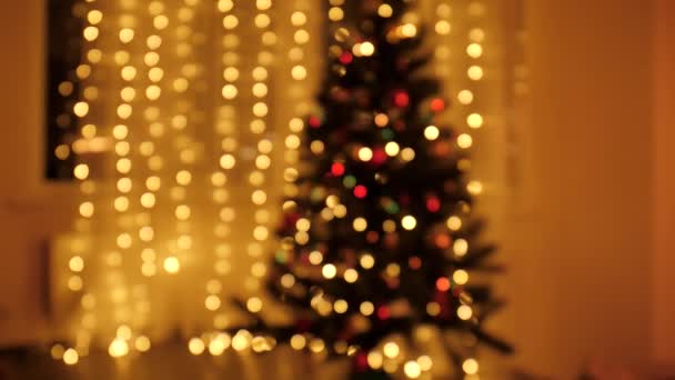Bokeh πολύχρωμα φώτα δέντρο Chsitmas στο σπίτι. Χριστουγεννιάτικα στολίδια. — Αρχείο Βίντεο
