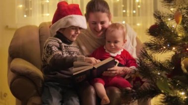 Noel arifesinde anne ve erkek kardeşi olan bir bebek masal kitabı okuyor. Aileler ve çocuklar kış tatilini kutluyor.