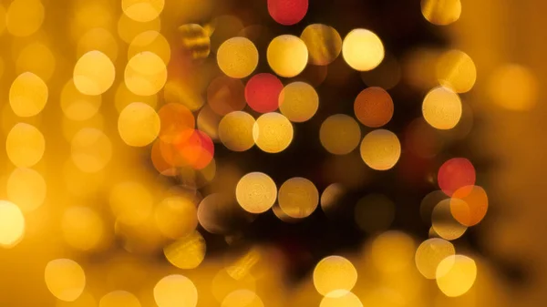 Abstrakcyjne niewyraźne ujęcie bożonarodzeniowych świateł bokeh miga i świeci. Idealne tło na zimowe wakacje — Zdjęcie stockowe