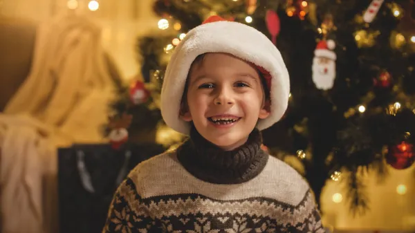 Retrato de alegre rindo e sorrindo menino comemorando o Natal. Famílias e crianças comemorando as férias de inverno. — Fotografia de Stock