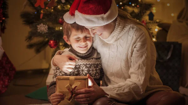 Πορτρέτο της ευτυχισμένης οικογένειας χαμογελώντας τη νύχτα των Χριστουγέννων μετά την απόκτηση της Πρωτοχρονιάς παρουσιάζει — Φωτογραφία Αρχείου