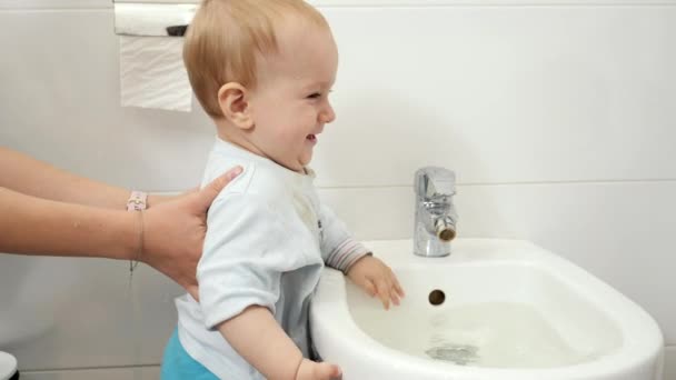 Vtipný malý chlapec spaluje vodu a hraje si na záchodě. Koncepce vývoje, zábavy a vzdělávání dětí doma. — Stock video