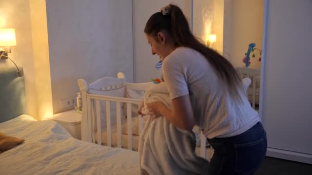 Mère couché son fils bébé couvert de serviette sur le lit après le lavage dans le bain. Concept d'hygiène des enfants, de soins de santé et de prise en charge familiale à domicile — Video