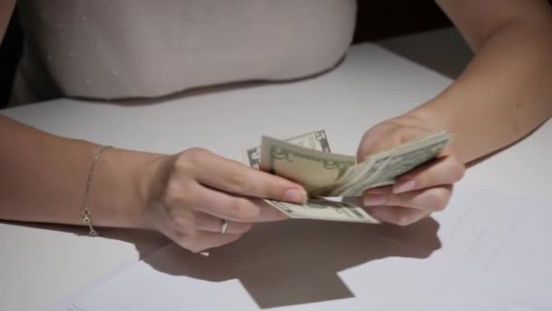 Detailní záběr vystresované ženy, která počítá málo peněz na nájem. Pojetí finančních potíží, chudoby, úpadku, daní a plateb nájemného. — Stock video