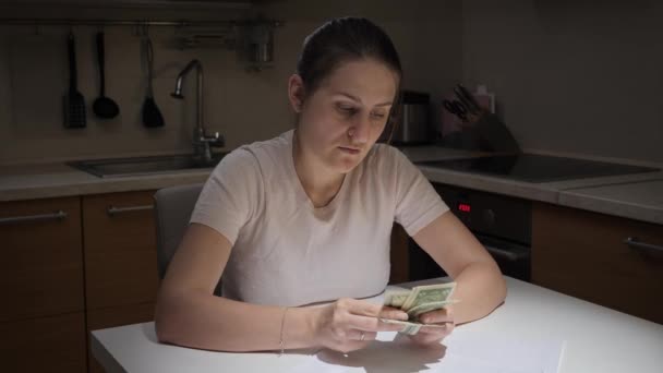 Ritratto di giovane donna stressata che ha problemi finanziari contando i suoi pochi soldi. Concetto di difficoltà finanziarie, povertà, fallimento, imposte e canoni di locazione. — Video Stock