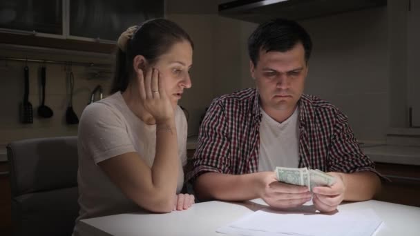 Kocasının parasal sorunları olan genç bir kadın. Mali zorluklar, yoksulluk, iflas, vergiler ve kira ödemeleri kavramı. — Stok video