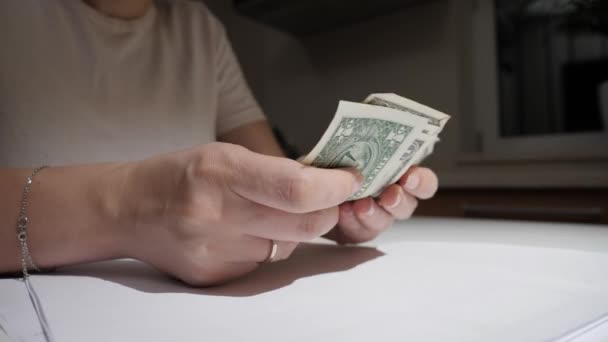 Mujer en bancarrota estresada contando poco dinero y acostada en la mesa de la cocina. Concepto de dificultades financieras, pobreza, quiebra, impuestos y pago de alquileres. — Vídeos de Stock