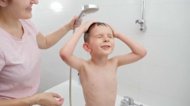 Annesiyle banyo yapan ve duş alan küçük bir çocuk. Hijyen kavramı, çocuk gelişimi ve evde eğlence