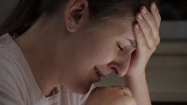 Umutsuz kadın geceleri mutfakta ağlıyor. Umutsuzluk, stres, depresyon, endişe ve hüsran kavramı.