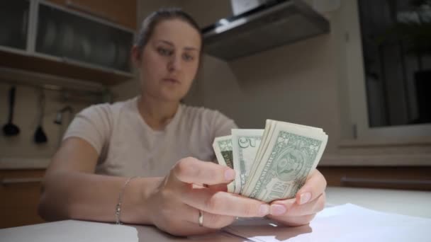 Finansal sorunları olan, para sayan ve başı bağlı zavallı bir kadın. Mali zorluklar, iflas, vergiler ve kira ödemeleri kavramı. — Stok video