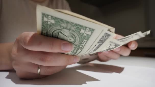 Primer plano de las manos femeninas contando poco dinero por la noche. Concepto de dificultades financieras, pobreza, quiebra, impuestos y pago de alquileres. — Vídeos de Stock