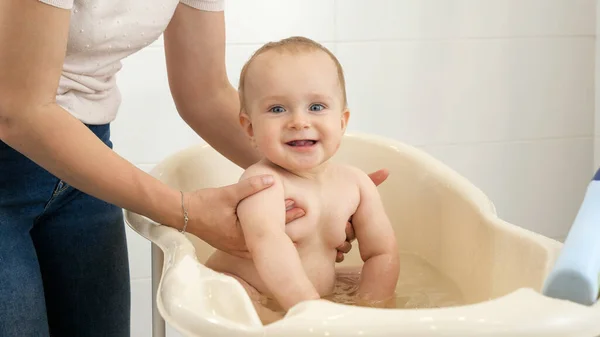 Retrato de niño sonriente alegre lavándose y divirtiéndose en el baño — Foto de Stock