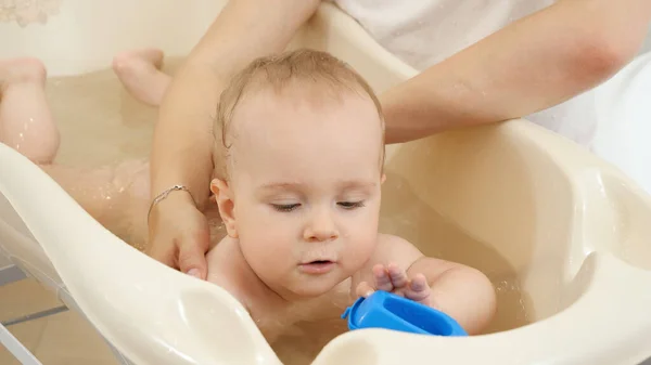 Pequeño niño disfrutando de lavado en el baño infantil en casa — Foto de Stock