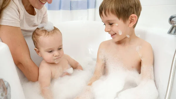 Liebenswert baby junge waschen im badezimmer mit älteren bruder — Stockfoto