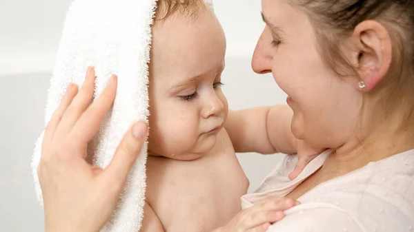 Retrato de lindo bebé niño cubierto de toalla de baño blanca después de la ducha — Foto de Stock