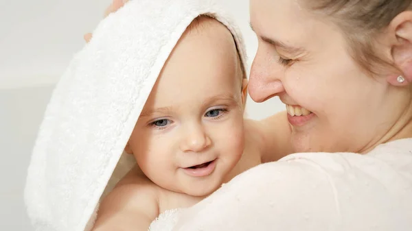 Adorable bebé niño en bata de baño o toalla abrazando a la madre después de bañarse — Foto de Stock