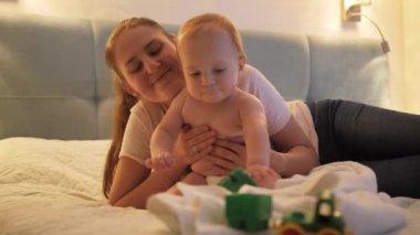Geceleri annesinin yanından sürünerek uzaklaşan tatlı bir erkek bebek. Ebeveynlik kavramı, çocuk gelişimi ve ailenin birlikte zaman geçirmesi.