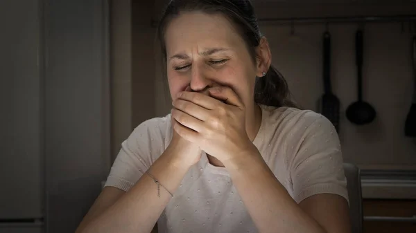 Retrato de mulher estressada chorando segurando seu grito com as mãos — Fotografia de Stock