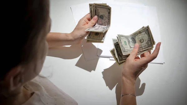 Egy asztalnál ülő nő közelsége, aki kevés pénzt számol. — Stock Fotó