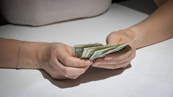 Egy pornós nő közelsége, aki kevés bankjegyét számolja. — Stock Fotó