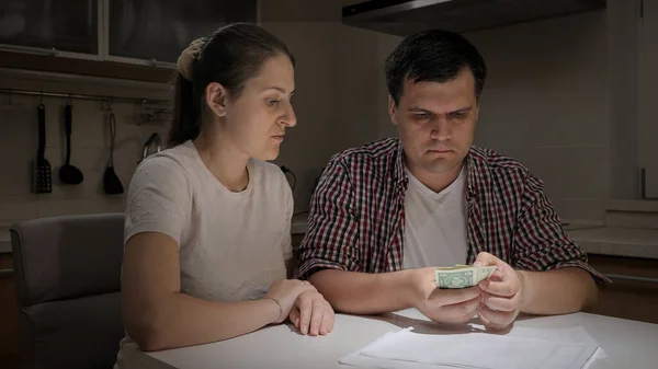 Unga par som måste betala månadsbetalning räknar få pengar de har kvar — Stockfoto