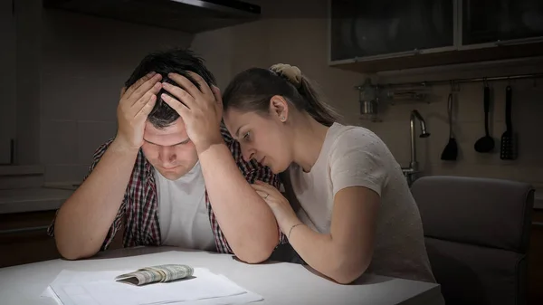 Ung kärleksfull hustru tröstar och tröstar sin man med ekonomiska problem och svårigheter — Stockfoto