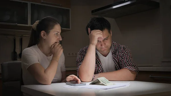 Mujer estresada mirando al marido que tiene grandes deudas de dinero — Foto de Stock