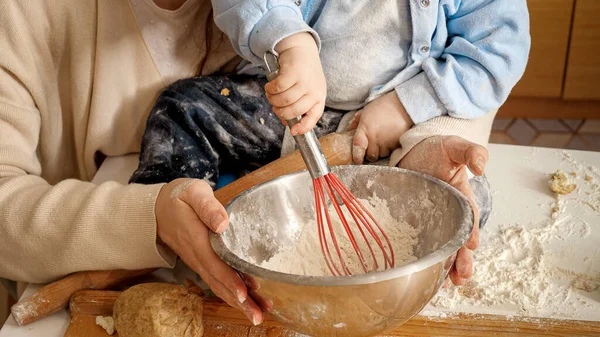 Primo piano del bambino impastando la pasta del pane con la frusta in una grande ciotola — Foto Stock