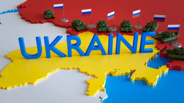 3D-Darstellung russischer Panzer, die auf eine Karte der Ukraine zielen. Konzept von Krieg, Invasion, militärischer Aggression, politischer Krise, EU-Gefahr. — Stockfoto