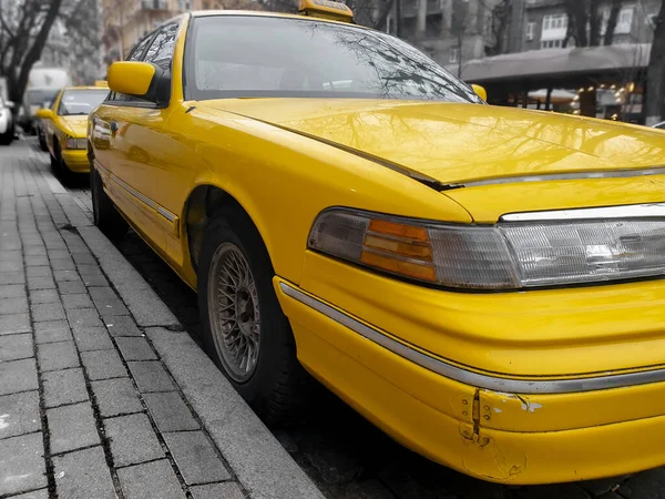 Primer Plano Del Viejo Taxi Amarillo Oxidado Con Parachoques Rotos —  Fotos de Stock