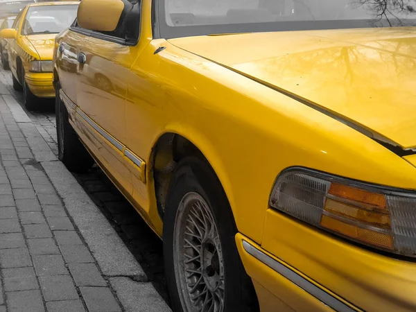 Zbliżenie Żółtych Taksówek Zaparkowanych Ulicy Miasta — Zdjęcie stockowe
