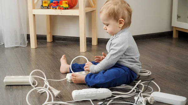 Mały Chłopiec Bawiący Się Kablami Przewodami Elektrycznymi Child Jest Niebezpieczeństwie — Zdjęcie stockowe