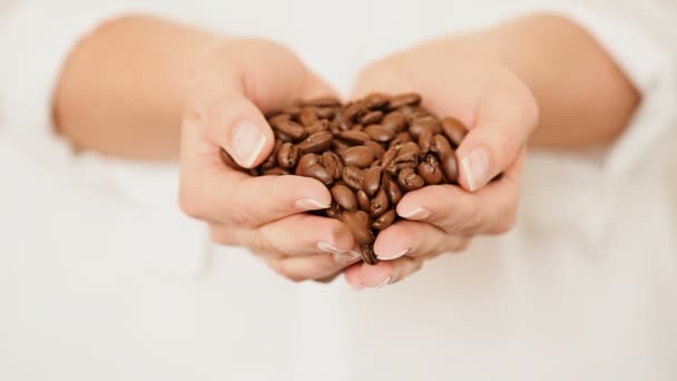 Feijão de café em suas mãos — Vídeo de Stock