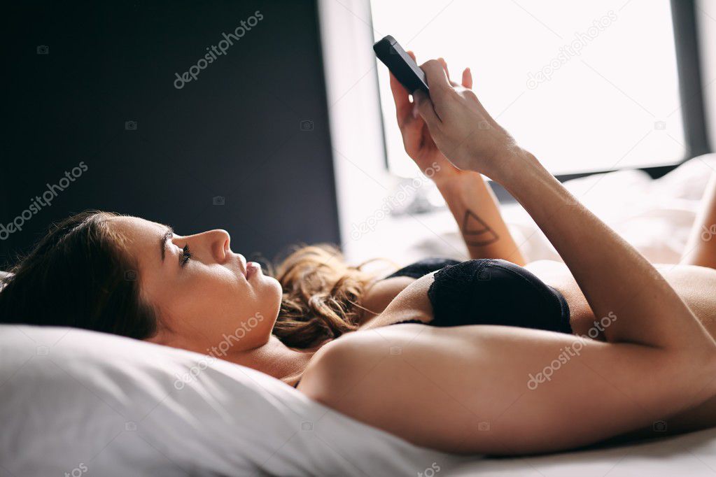 http://st.depositphotos.com/1058504/5028/i/950/depositphotos_50286163-Female-on-bed-reading-text-message-on-mobile-phone.jpg