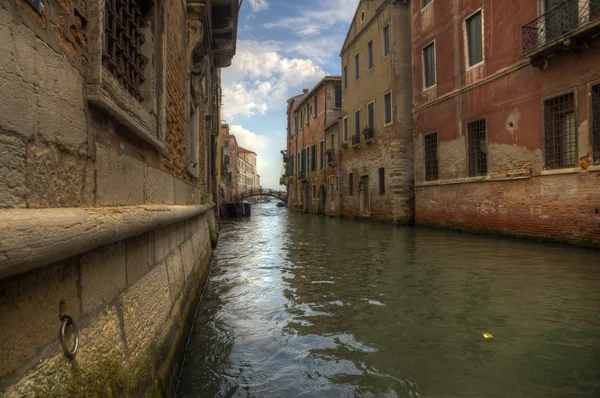 Canal in Venezia - vista terra — Foto Stock