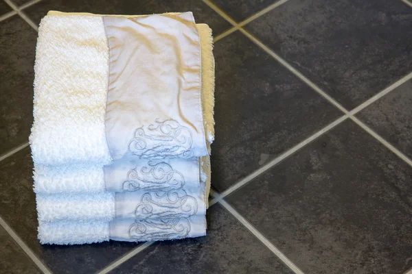 Asciugamani nel pavimento del bagno Foto Stock Royalty Free