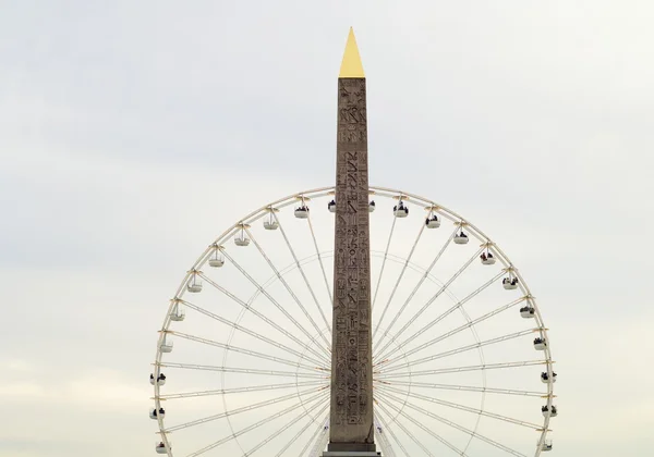 Noria i obelisk — Zdjęcie stockowe