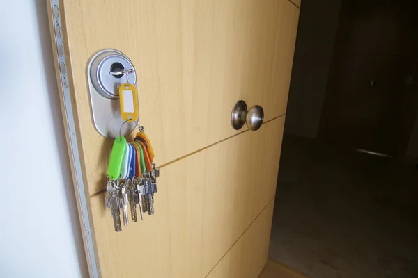 Keys and door — Stock Photo, Image