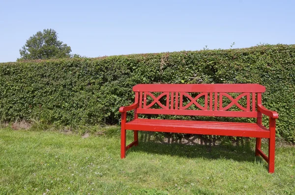 Czerwona ławka — Zdjęcie stockowe
