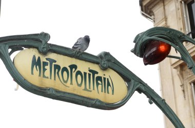 Paris'te bir metro sinyali ön planda