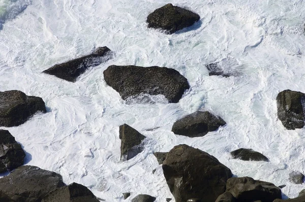 Olas y piedras — Foto de Stock