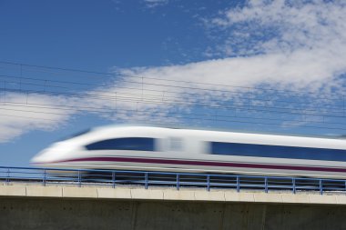 Ave tren