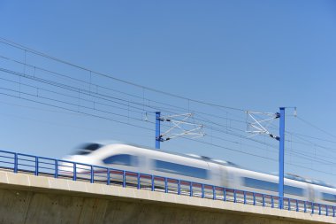 Ave tren