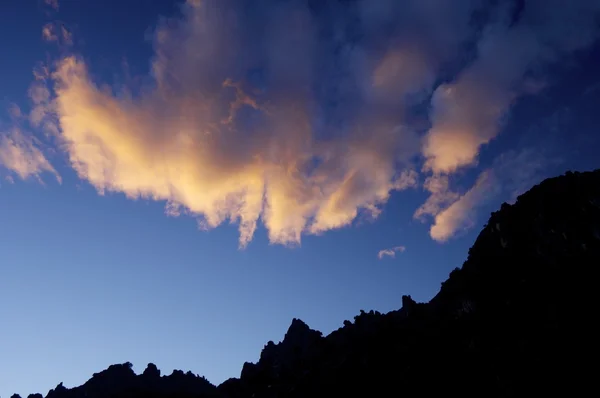 雲と夕日の丘 — ストック写真