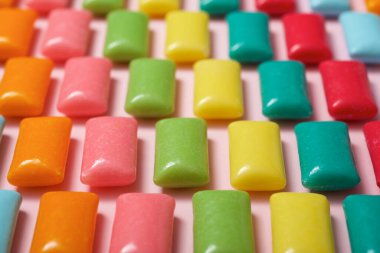 Bir masaya sakız yerleştirildi.