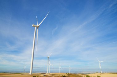 Elektrik üretimi için rüzgar türbinleri, Zaragoza ili, İspanya Aragon.