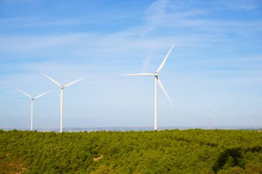 Elektrik üretimi için rüzgar türbinleri, Zaragoza ili, İspanya Aragon.